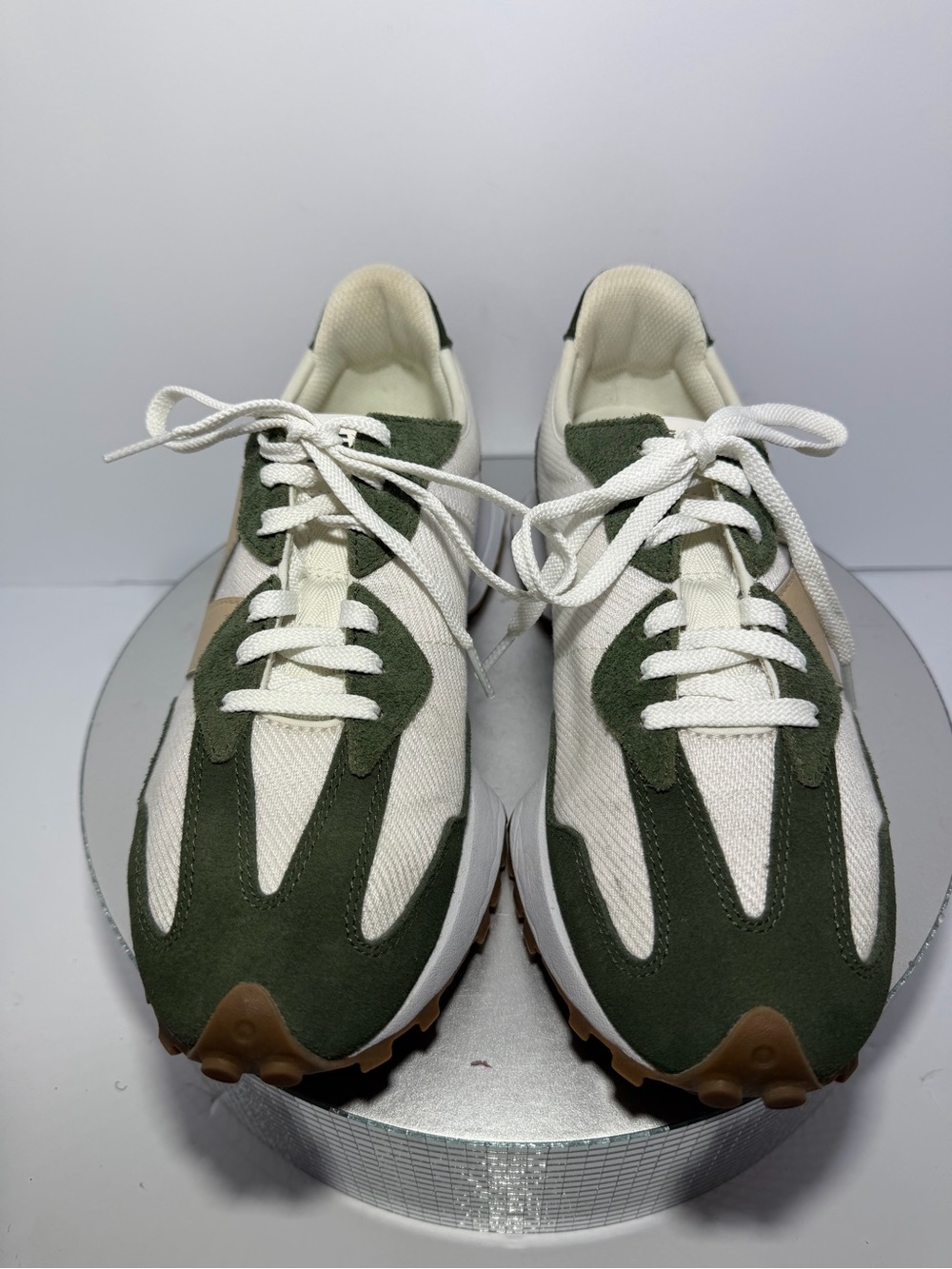 New Balance women’s White and Green Suede-Trim Sneakers size 8 like new